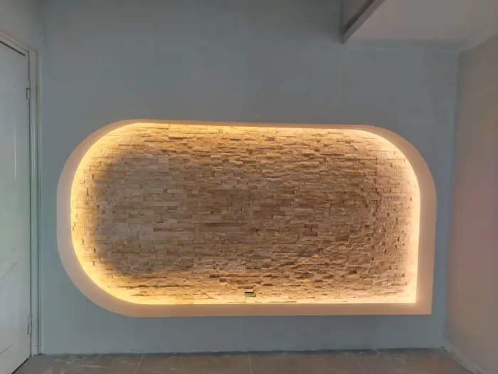 Muro decorativo de piedra con luz LED